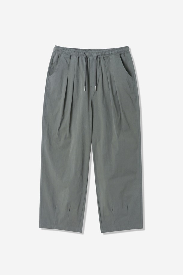 남성 투턱 벌룬핏 밴딩팬츠(HB5LP25)는 편안한 착용감을 선사하는 남성용 벌룬핏 팬츠입니다. 부드러운 나일론, 면 혼방 소재로 제작되어 봄, 가을철에 적합하며, 릴랙스 핏으로 활동성을 높였습니다. 허리 전체 밴딩과 투턱 디자인, 허리 턱 디테일이 특징이며, 주름 방지 기능으로 관리가 용이합니다. 블랙, 카키 두 가지 색상으로 출시되어, 일상 및 동네 마실룩, 캐주얼, 미니멀 스타일을 연출하기에 좋습니다.
