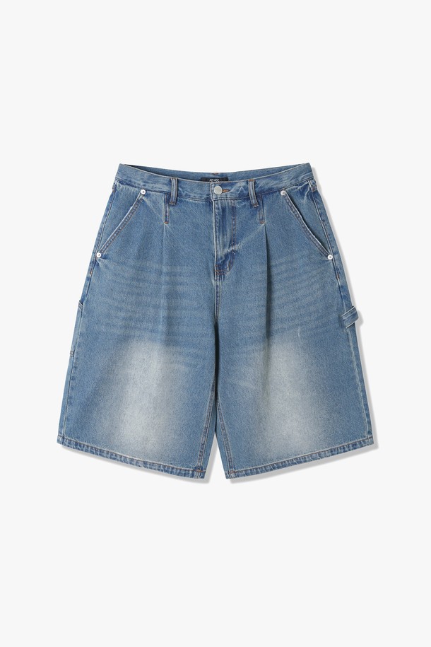 **남성 카펜더 버뮤다 데님 팬츠(HB5DH05)는 여름철 시원하게 입기 좋은 남성용 데님 반바지입니다.** 연청 컬러의 무지 디자인에 워싱 가공을 더해 은은한 멋을 더했으며, 레귤러핏으로 편안한 착용감을 선사합니다. 얇은 두께의 데님 소재로 제작되어 캐주얼한 일상룩에 적합합니다.
