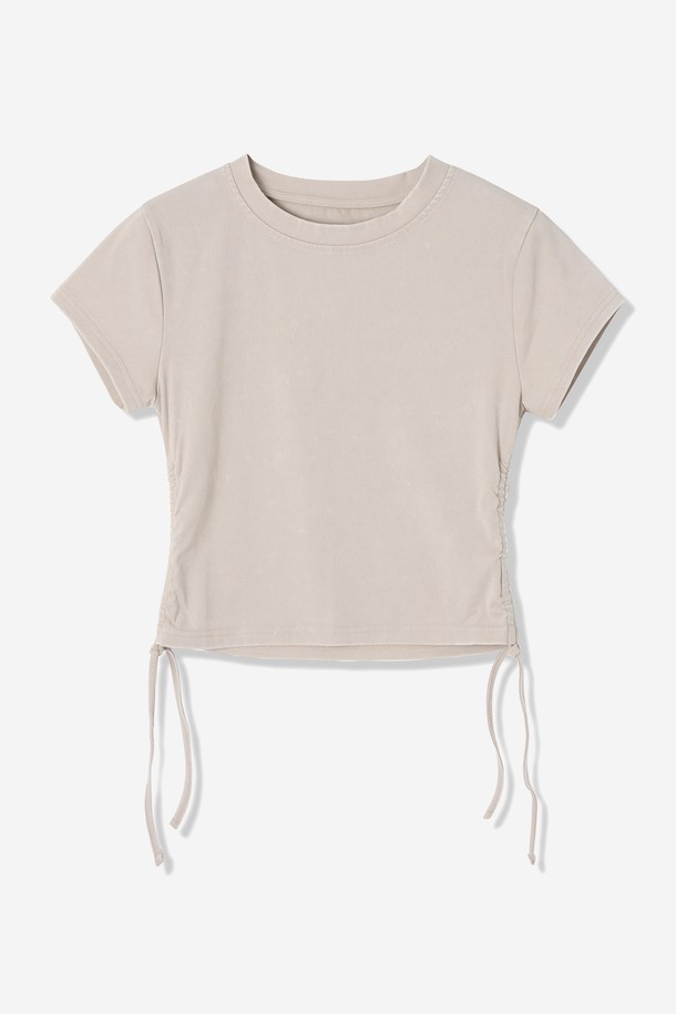 베이직한 무드의 여성 반팔 티셔츠입니다. 부드러운 면 소재에 얇은 두께감으로 봄, 여름 시즌 시원하게 착용 가능합니다. 좌우 셔링 디테일이 더해진 크롭 기장의 레귤러핏 라운드넥 디자인으로 캐주얼한 스타일을 연출해보세요.
