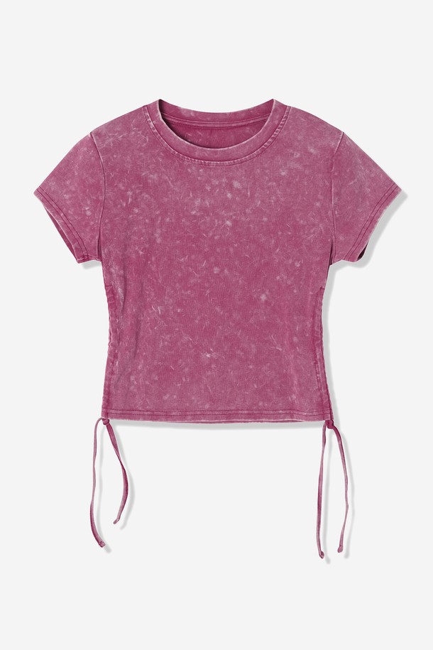 여성스러운 무드를 연출하는 좌우 셔링 디테일의 피그먼트 반팔 티셔츠입니다. 부드러운 촉감의 면, 폴리에스테르 혼방 소재로 제작되었으며, 크롭 기장과 세미 루즈핏으로 편안하게 착용 가능합니다. 베이지, 블랙, 와인 3가지 색상으로 출시되었으며, 봄, 여름, 가을 계절에 일상복으로 활용하기 좋습니다.
