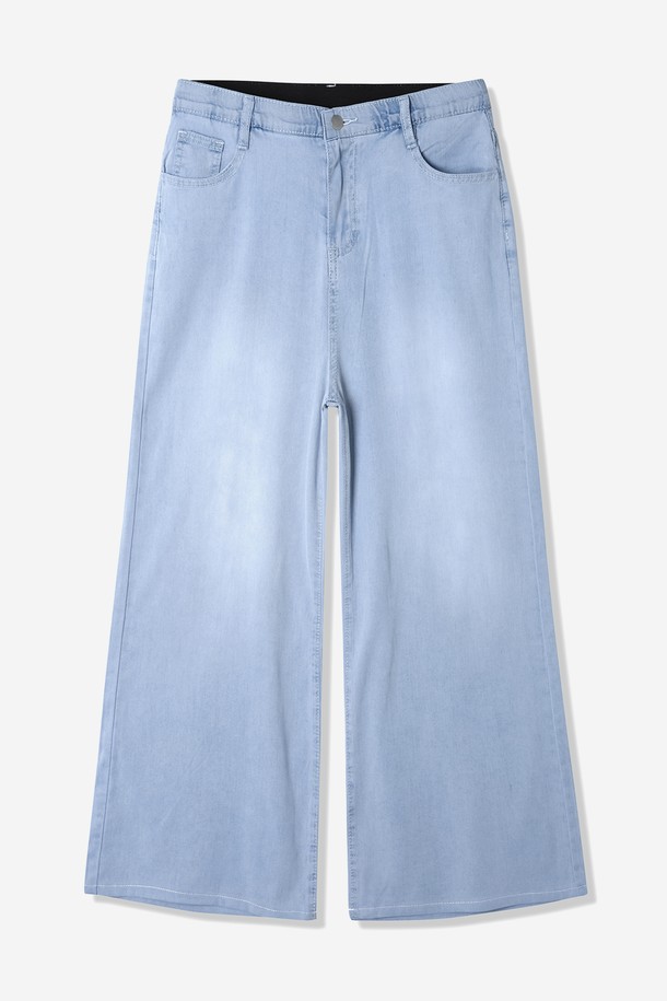 여성 라이트 세미 와이드핏 밴딩 팬츠(HB6LP54)는 봄, 여름 시즌에 적합한 세미 와이드 핏의 긴 바지입니다. 레이온, 폴리에스터, 폴리우레탄 혼방 소재로 제작되어 부드러운 촉감을 선사하며, 가볍게 착용할 수 있습니다. 캐주얼하고 도시적인 스타일을 연출할 수 있으며, 데님 패턴으로 디자인되었습니다. 허리 밴딩 처리로 편안함을 더했으며, 밝은 컬러의 경우 비침이 있을 수 있으니 이너 착용을 권장합니다. 일상 및 캐주얼 용도로 활용하기 좋은 아이템입니다.
