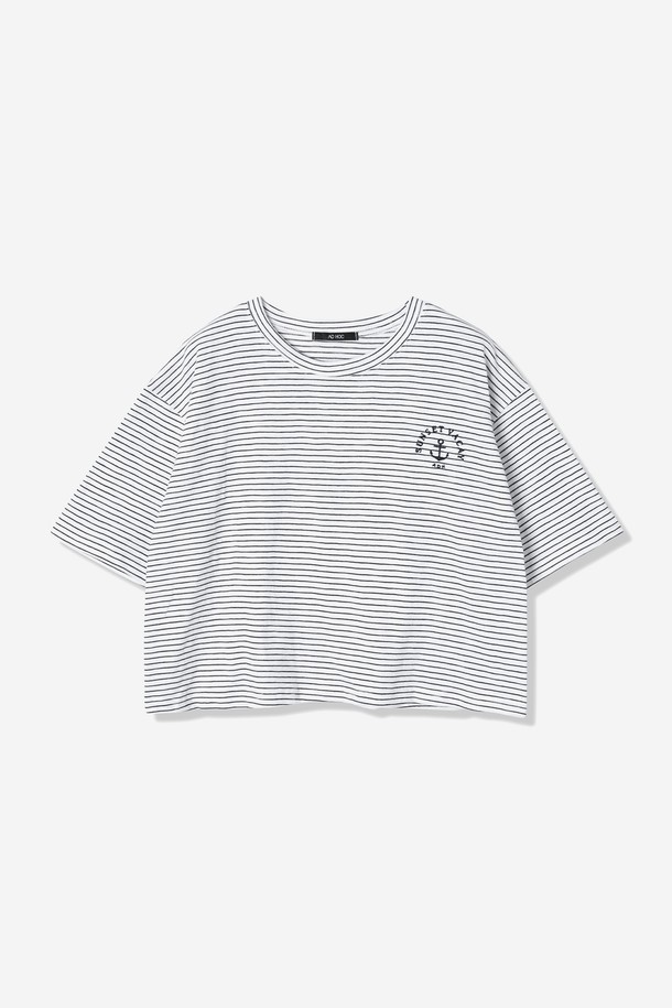 아이보리, 네이비 컬러의 여성 스트라이프 자수 7부 소매 티셔츠입니다. 면 소재로 제작되어 부드러운 촉감을 선사하며, 봄, 여름, 가을 계절에 활용하기 좋습니다. 레귤러핏 라운드넥 디자인에 마린 스타일의 스트라이프 패턴이 돋보이며, 보트 모양 자수 디테일이 포인트입니다. 일상, 데이트룩, 여행룩 등 다양한 TPO에 캐주얼, 클래식, 미니멀 스타일로 연출하기 좋습니다. 약간의 비침이 있으며 신축성은 적습니다.

