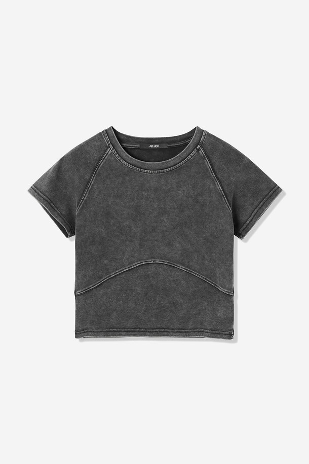 여성 멀티 절개 피그먼트 반팔 티셔츠(HB6STA3)는 캐주얼한 스타일의 여름 상의입니다. 얇은 두께감의 면 소재로 제작되었으며, 무지 디자인에 레귤러핏으로 편안하게 착용할 수 있습니다. 라운드 넥에 반소매 기장, 크롭 기장으로 시원하고 스타일리시하게 연출하며, 피그먼트 워싱 처리로 빈티지한 느낌을 더했습니다.
