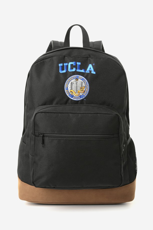 UCLA 로고 베이직 백팩[BLACK](UBRAG64_39)은 캐주얼, 미니멀 스타일을 추구하는 남성분들을 위한 데일리 백팩입니다. 나일론 소재로 제작되어 튼튼하며, 사각 형태와 블랙 컬러가 심플한 디자인을 완성합니다. 가방 전면에 UCLA 로고 자수 디테일이 포인트로 들어가 있으며, 바닥에는 스웨이드 패치를 덧대어 내구성을 높였습니다. 지퍼형 잠금 방식으로 내용물을 안전하게 보관할 수 있으며, 출근룩에도 활용하기 좋은 실용적인 백팩입니다. 미디엄 사이즈로, 일상생활에 필요한 물품들을 적절하게 수납할 수 있습니다.
