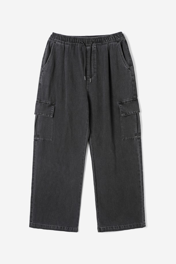 남성 원턱 풀밴딩 카고 팬츠(HB9LP06)는 캐주얼 스타일의 블랙 컬러 카고 팬츠입니다. 봄, 여름, 가을, 겨울 사계절 모두 착용 가능하며, 동네 마실룩에 적합합니다. 면과 폴리에스터 혼방 소재로 제작되어 적당한 두께감과 보통의 촉감을 제공하며 루즈핏으로 편안하게 착용할 수 있습니다. 허리 전체가 풀밴딩 처리되어 벨트 없이도 편안하며, 원턱 디테일과 입체적인 아웃포켓 디자인이 특징입니다. 과하지 않은 워싱으로 미니멀하고 클래식한 스타일을 연출할 수 있습니다.
