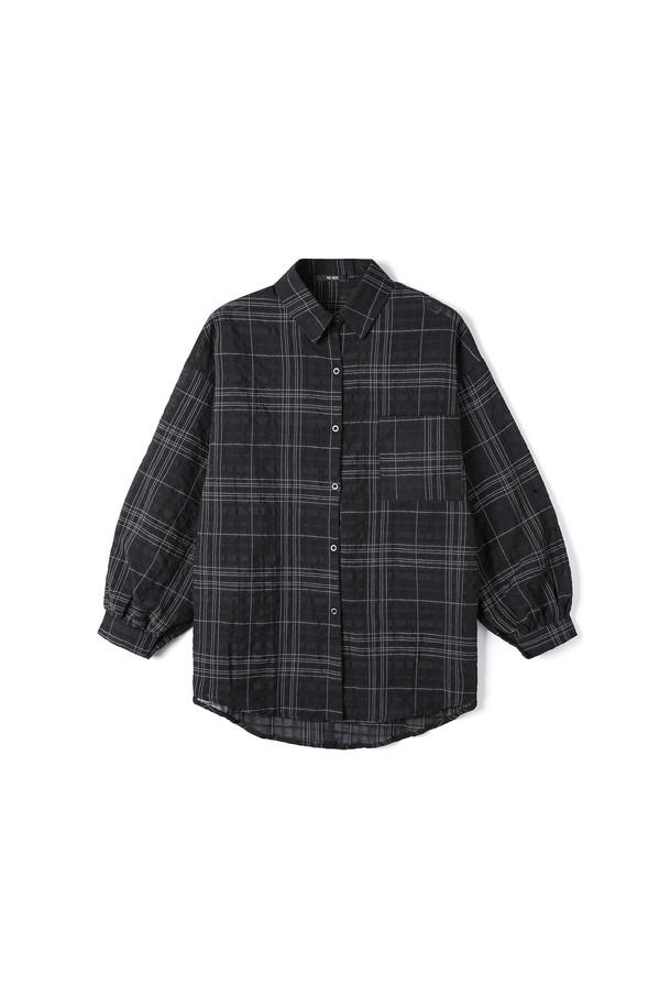 **여성 루즈핏 체크 긴팔 셔츠(HB6LS55)**는 베이직한 스타일의 여성 셔츠/블라우스로, 봄, 여름, 가을에 착용하기 좋습니다. 부드러운 면 소재로 제작되어 가볍고 편안하며, 루즈핏으로 활동성을 높였습니다. 블랙과 네이비 두 가지 색상으로 출시되었으며, 체크 패턴이 특징입니다. 일상뿐만 아니라 출근룩으로도 활용 가능한 클래식, 미니멀, 캐주얼 스타일의 긴팔 셔츠입니다. 비침이 거의 없고, 보통의 신축성을 가지고 있어 편안하게 착용할 수 있습니다.
