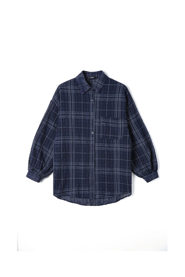 세련된 여성 루즈핏 체크 긴팔 셔츠(HB6LS55)입니다. 블랙과 네이비 두 가지 색상으로 만나볼 수 있으며, 면 소재로 제작되어 부드러운 촉감을 선사합니다. 차이나칼라 디자인과 캐주얼한 체크 패턴이 어우러져 베이직하면서도 세련된 스타일을 연출합니다. 봄, 여름, 가을, 계절에 구애받지 않고 데일리룩, 출근룩, 비즈니스 캐주얼 등 다양한 TPO에 활용 가능하며, 루즈핏으로 편안한 착용감을 제공합니다. 약간의 비침이 있을 수 있으며, 신축성은 없습니다.
