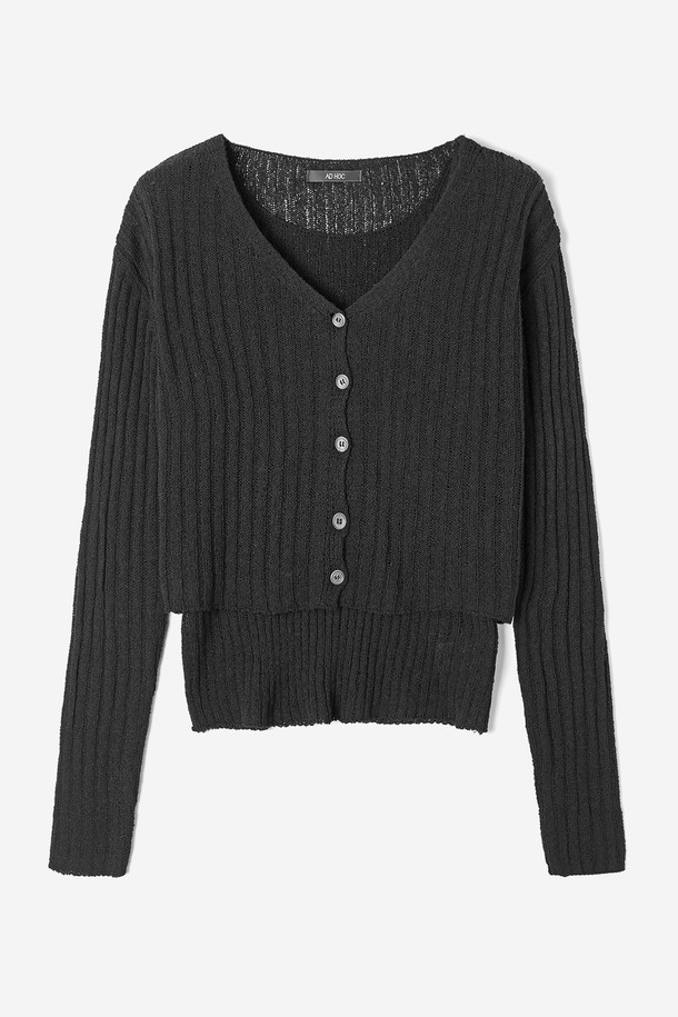 세련된 여성의 스타일을 완성하는 니트 앙상블 세트(HB8GDA1)입니다. 부드러운 촉감의 골지 니트 소재로 제작되어 봄, 가을 시즌에 적합하며, 크롭 기장의 브이넥 디자인이 시크한 매력을 더합니다. 긴 소매와 버튼 여밈 디테일이 돋보이며, 베이직한 디자인으로 데이트룩, 모임룩, 클래식, 미니멀, 캐주얼 등 다양한 스타일 연출에 활용할 수 있습니다. 블랙 컬러의 얇은 두께감으로 간절기에도 부담 없이 착용 가능합니다.
