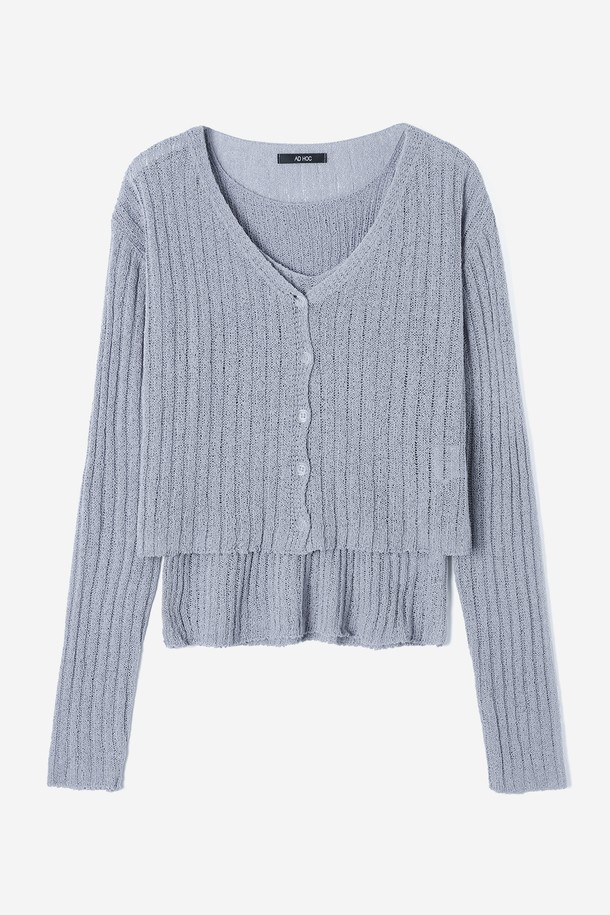 "여성 니트 앙상블 세트(HB8GDA1)"는 부드러운 촉감의 골지 니트 소재로 제작되어 봄, 가을에 착용하기 좋은 여성 의류입니다. 크롭 기장과 V넥 디자인, 긴 소매가 특징이며, 베이직한 스타일에 클래식, 미니멀, 캐주얼 스타일을 더해 다양한 데이트룩을 연출할 수 있습니다. 얇은 두께감으로 편안하게 착용 가능하며, 버튼 여밈 방식으로 포인트를 더했습니다. 그레이 컬러로 어떤 옷에도 쉽게 매치하여 세련된 룩을 완성할 수 있습니다. 앙상블 세트로 구성되어 실용성과 스타일을 모두 만족시키는 아이템입니다.
