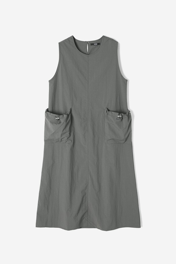 **여성 슬리브리스 스트링 투포켓 원피스(HB8OP50):**

미니멀하고 베이직한 스타일의 여성 슬리브리스 원피스입니다. 시원한 여름 소재로 제작되었으며, 얇은 두께감으로 편안한 착용감을 선사합니다. 라운드넥 디자인에 H라인 핏으로 깔끔한 실루엣을 연출하며, 양쪽에 투포켓이 있어 실용성을 더했습니다. 허리 부분의 스트링 디테일로 핏 조절이 가능하며, 카키와 그레이 두 가지 색상으로 출시되었습니다. 동네 마실룩이나 여행룩으로 활용하기 좋은 아이템입니다.
