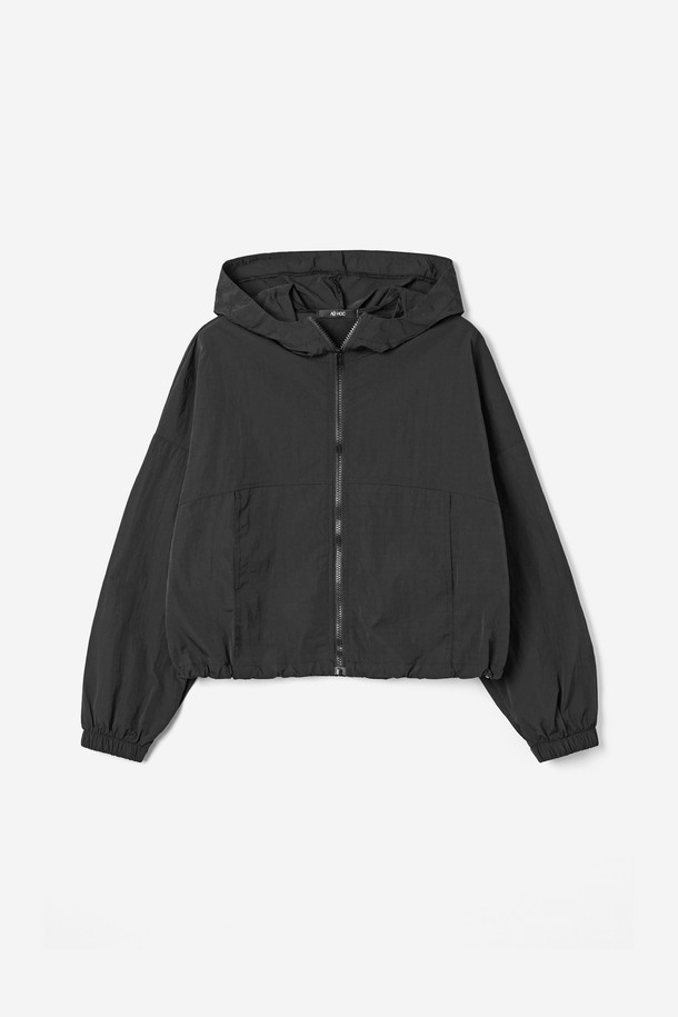 가볍고 편안하게 걸치기 좋은 여성 경량 윈드브레이커(HB8UJ50)입니다. 봄, 가을 간절기에 유용한 블랙 컬러의 무지 디자인으로, 캐주얼, 스포티, 미니멀 스타일을 즐겨 입는 여성분들께 추천합니다. 가볍고 부드러운 나일론 소재에 후드 디테일과 집업 여밈으로 활동성을 더했습니다. 크롭 기장의 루즈핏으로 트렌디한 스타일을 연출하며, 동네 마실룩, 산책룩, 여행룩 등 다양한 TPO에 활용하기 좋습니다. 방풍 기능으로 쌀쌀한 날씨에도 쾌적하게 착용할 수 있습니다.
