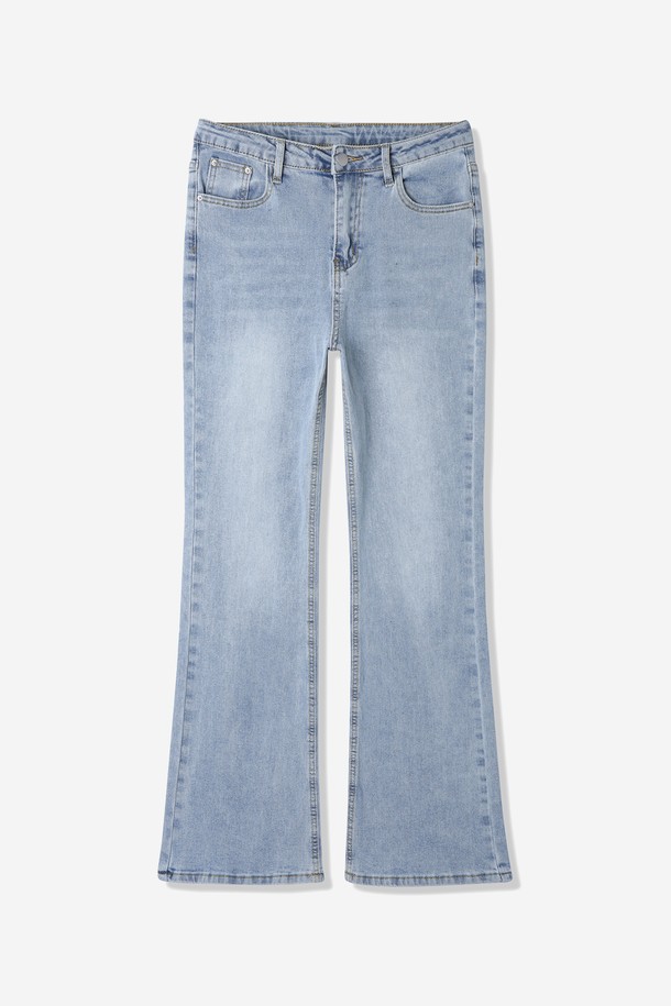 세련된 워싱 디테일이 돋보이는 여성 부츠컷 데님 팬츠입니다. 봄, 여름, 가을 시즌에 활용하기 좋은, 캐주얼하고 베이직한 스타일의 긴 기장 바지입니다. 연청 컬러와 레귤러핏 디자인으로 편안하면서도 트렌디한 핏을 연출합니다. 데이트룩, 모임룩 등 다양한 TPO에 미니멀한 스타일로 매치하여 멋스러운 코디를 완성해보세요. 워싱 처리된 데님 소재로 부드러운 착용감을 선사합니다.
