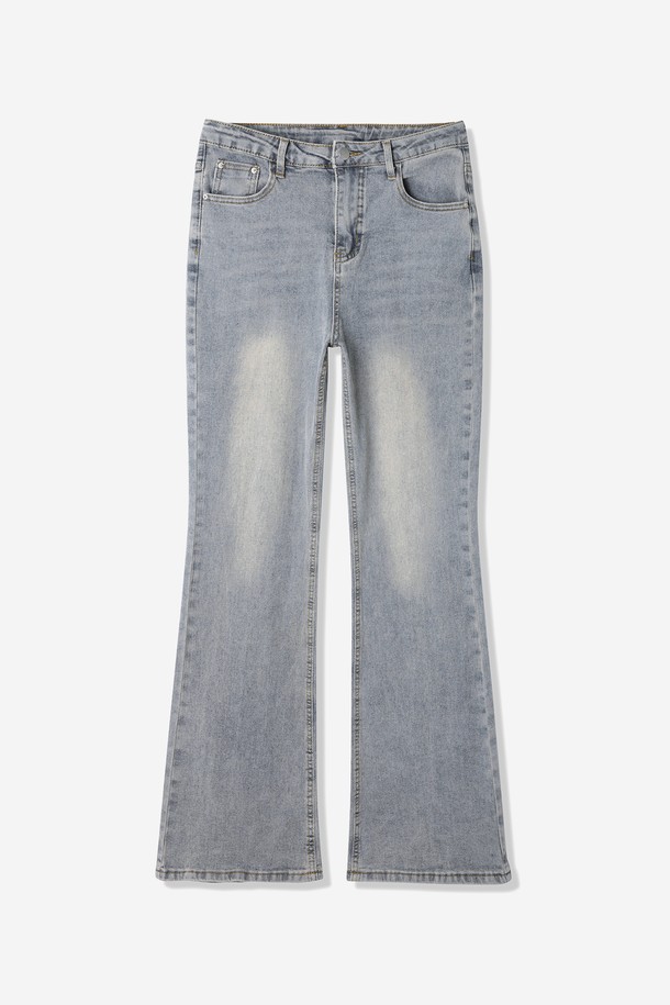 여성 부츠컷 워싱 데님 팬츠(HB7DP50)는 캐주얼하고 베이직한 스타일을 연출하기에 좋은 데님 팬츠입니다. 봄, 여름, 가을 계절에 착용하기 적합하며, 일상 및 데이트룩, 여행룩에 활용하기 좋습니다. 연청 컬러의 워싱 디테일이 돋보이며, 레귤러핏 부츠컷 디자인으로 다리가 길어 보이는 효과를 줍니다. 뻣뻣한 촉감의 데님 소재로 제작되어 튼튼하며, 유행을 타지 않는 미니멀한 스타일을 완성합니다.
