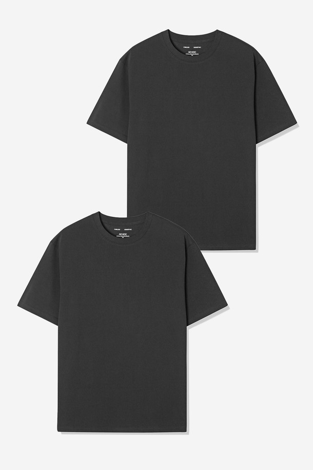 **2PACK 남녀공용 베이직 반팔 티셔츠(HBRST30)**

봄, 여름 시즌에 활용하기 좋은 2팩 구성의 남녀공용 베이직 반팔 티셔츠입니다. 부드러운 면 소재로 제작되어 편안한 착용감을 선사하며, 레귤러 핏과 라운드넥 디자인으로 깔끔한 실루엣을 연출합니다. 무지 패턴의 블랙 컬러로 어떤 스타일에도 쉽게 매치할 수 있어 출근룩, 데이트룩 등 다양한 TPO에 활용 가능합니다. 미니멀, 캐주얼, 클래식 등 어떤 스타일에도 잘 어울리는 기본 아이템으로, 활용도가 높습니다. 얇은 두께감으로 간절기에도 부담 없이 착용할 수 있습니다.
