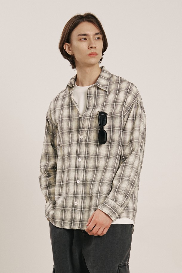 남성 체크 긴팔 베이직 셔츠(HB7LS01)는 봄, 가을에 착용하기 좋은 셔츠입니다. O-WHITE, BLACK 두 가지 색상으로 출시되었으며, 일상복, 데이트룩, 출근룩 등 다양한 TPO에 활용 가능합니다. 면과 폴리에스테르 혼방 소재로 제작되어 부드러운 촉감을 선사하며, 릴랙스핏으로 편안한 착용감을 제공합니다. 베이직 스타일의 칼라 셔츠로 클래식, 미니멀, 캐주얼 스타일을 연출하기 좋으며, 주머니 및 소매 턱 디테일이 돋보입니다. 주름 방지 원단으로 관리의 편의성을 높였으며, 밝은 색상은 비침이 있을 수 있습니다.
