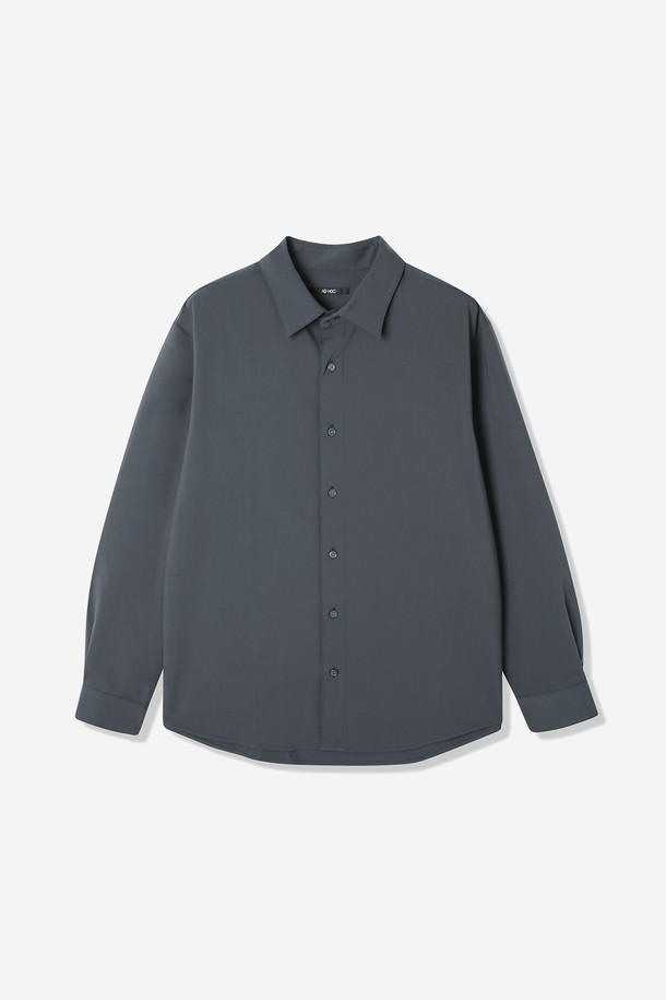 **남성 우븐 베이직 긴팔 셔츠(HB8LS30)**는 일상과 비즈니스 캐주얼에 모두 잘 어울리는 남성용 셔츠입니다. 봄, 가을에 적합하며, 베이직하고 미니멀한 스타일을 추구하는 남성에게 적합합니다. 그레이 컬러의 무지 디자인으로, 기본 버튼다운 디자인과 레귤러 기장의 베이직핏이 특징입니다. 긴 소매 기장과 우븐 소재를 사용하여 편안한 착용감을 제공하며, 클래식, 미니멀, 캐주얼 등 다양한 스타일 연출이 가능합니다. 출근룩과 같은 TPO에도 활용하기 좋습니다.
