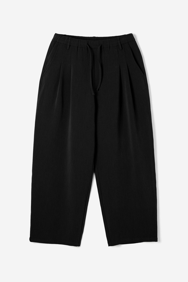 남성 투턱 와이드 밴딩 팬츠(HB8LP05)는 베이직하고 캐주얼한 스타일을 추구하는 남성을 위한 제품입니다. 숏 기장의 블랙 컬러 무지 디자인으로, 봄, 여름에 시원하게 착용하기 좋습니다. 밴딩 처리된 허리 부분과 루즈핏으로 편안한 착용감을 선사합니다. 와이드 핏과 투턱 디테일이 트렌디한 멋을 더하며, 미니멀한 스타일 연출에도 활용하기 좋습니다. 일상생활에서 폭넓게 활용할 수 있는 실용적인 바지입니다.
