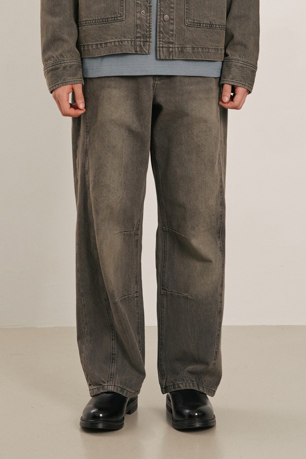 남성 옆선 디테일 포인트 데님 팬츠(HB9DP06)는 캐주얼 및 미니멀 스타일을 모두 소화할 수 있는 남성용 데님 팬츠입니다. 그레이 컬러의 무지 디자인으로, 봄, 가을에 착용하기 적합합니다. 뻣뻣한 촉감의 데님 소재로 제작되었으며, 와이드 핏과 루즈핏으로 편안한 착용감을 제공합니다. 옆선 디테일이 포인트로 들어가, 밋밋함을 덜고 스타일리시함을 더했습니다. 긴 기장으로 다양한 스타일 연출이 가능하며, 밴딩은 없습니다.
