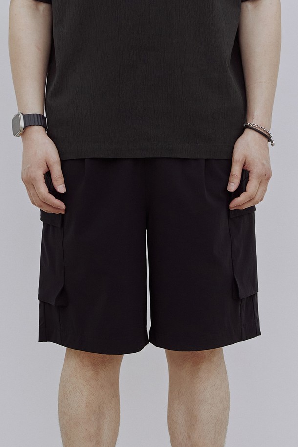 남성용 나일론 풀밴딩 카고 포켓 5부 팬츠(HA4SP11)는 봄, 여름, 가을 3계절 착용 가능한 세미루즈핏 반바지입니다. 캐주얼, 스트릿 스타일을 연출하기 좋으며, 여행, 휴가, 캠핑 등 다양한 TPO에 활용할 수 있습니다. 얇은 두께감의 나일론, 폴리에스터, 폴리우레탄 혼방 소재로 제작되어 편안한 착용감을 선사하며, 풀밴딩 허리와 신축성 있는 소재로 활동성을 높였습니다. 무지 디자인에 카고 포켓 디테일을 더해 실용성을 더했으며, 비침 걱정 없이 편안하게 착용할 수 있습니다. 블랙, 카키 두 가지 색상으로 출시되었습니다.
