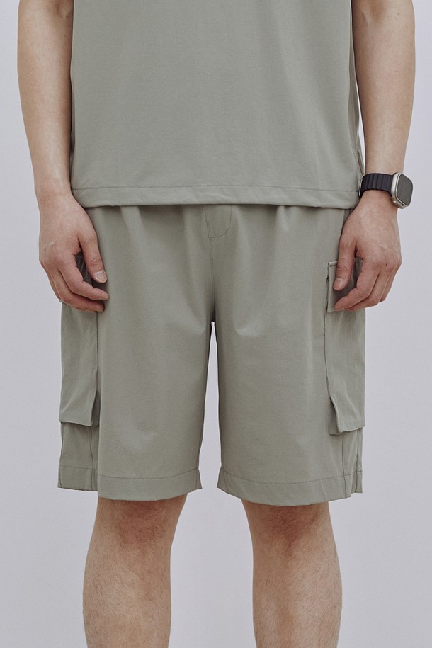 남성 나일론 풀밴딩 카고 포켓 5부 팬츠(HA4SP11)는 편안함과 스타일을 모두 갖춘 여름철 필수 아이템입니다. 활동적인 일상에 적합하도록 나일론 스판 소재를 사용하여 움직임이 자유롭고, 부드러운 촉감을 선사합니다. 허리 전체를 감싸는 풀밴딩 디자인으로 편안한 착용감을 제공하며, 넉넉한 루즈핏으로 여유로운 실루엣을 연출합니다. 양 사이드 카고 포켓은 실용성을 더하고, 캐주얼, 미니멀, 고프코어 등 다양한 스타일을 소화할 수 있습니다. 여행, 휴가, 캠핑 등 아웃도어 활동에도 쾌적하게 활용할 수 있으며, 밝은 컬러의 경우 비침이 있을 수 있습니다.
