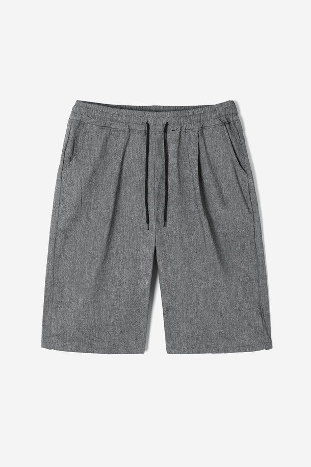 **남성 밴딩 버뮤다 쇼츠(HB6SPA1)**는 편안함과 스타일을 모두 갖춘 남성용 반바지입니다. 나일론과 폴리에스테르 혼방 소재로 제작되어 부드러운 촉감과 가벼운 착용감을 제공하며, 봄, 여름, 가을에 활용하기 좋습니다. 릴랙스 핏과 레귤러 핏 사이의 편안한 착용감을 선사하며, 밴딩 허리와 스트링 디테일로 활동성을 더했습니다. 톤온톤의 무지 디자인과 그레이 컬러는 어떤 스타일에도 쉽게 매치할 수 있어, 여행룩, 휴가룩, 캐주얼, 미니멀, 시티보이 스타일을 연출하기에 좋습니다. 벨트 없이도 편안하게 착용 가능하며 신축성 있는 소재로 활동성을 높였습니다.
