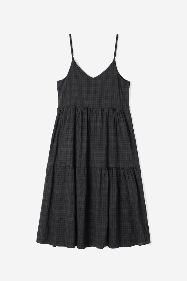 여성 슬리브리스 체크 원피스(HB8OP51)는 여름 시즌, 데일리룩과 휴가룩에 모두 활용하기 좋은 슬리브리스 원피스입니다. 부드러운 면과 폴리에스테르 혼방 소재로 제작되어 가볍고 편안한 착용감을 선사하며, 중간 두께감으로 비침 걱정 없이 입을 수 있습니다. 베이직하면서도 캐주얼한 체크 패턴과 V넥 디자인, 티어드 치마는 여성스러운 분위기를 연출하며, 루즈핏으로 편안하게 활동할 수 있습니다. 이너웨어 착용을 권장하며, 미니멀, 캐주얼, 리조트 스타일을 즐기는 분들께 추천합니다.
