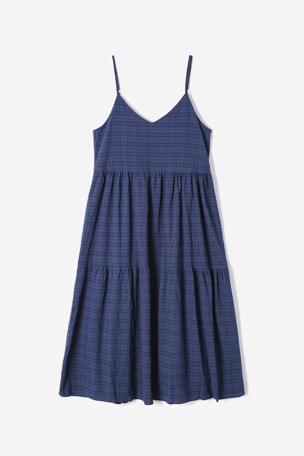 네이비 컬러의 여성 슬리브리스 체크 원피스(HB8OP51)입니다. 캐주얼한 스타일의 A라인 티어드 스커트 디자인으로, 여름철 시원하게 착용하기 좋습니다. 민소매와 V넥 라인이 시원한 느낌을 더하며, 루즈핏으로 편안한 착용감을 제공합니다. 데이트룩, 카페룩, 여행룩 등 다양한 TPO에 활용 가능하며, 미니멀, 클래식 스타일을 선호하는 분들께 추천합니다.
