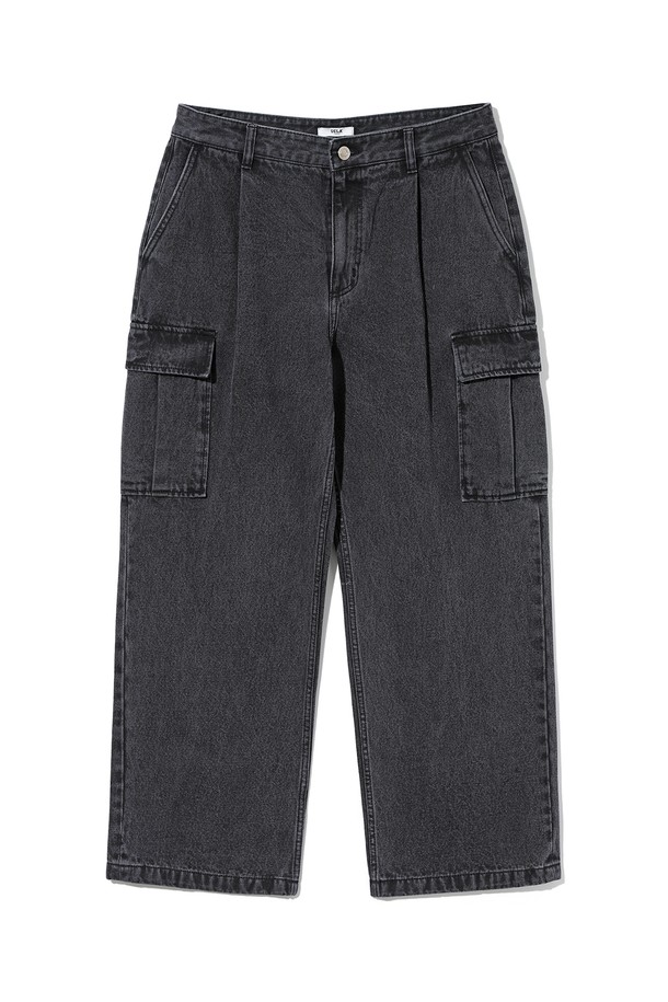 남녀공용 데일리 스몰로고 데님 원턱 와이드핏 팬츠[DK-GREY](UB8DP01_36)는 캐주얼과 미니멀 스타일을 모두 아우르는 데님 팬츠입니다. 다크그레이 컬러의 이 바지는 사계절 내내 활용 가능하며, 일상에서 편안하게 착용할 수 있습니다. 스몰 로고 디테일이 돋보이며, 와이드핏 디자인으로 트렌디한 스타일을 연출합니다. 원턱 디테일이 편안한 착용감을 제공하며, 데님 소재로 제작되어 튼튼합니다.
