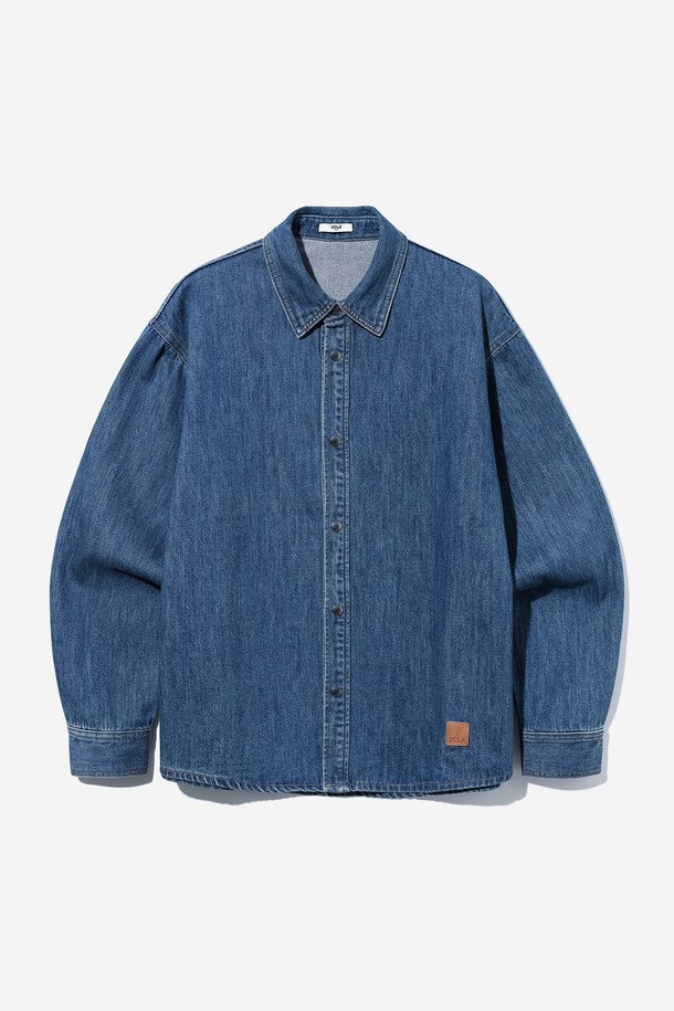 남녀공용 레트로 프레피 데님 셔츠[MD-INDIGO](UB8LS21_05)는 빈티지한 감성을 담은 인디고 컬러의 데님 셔츠입니다. 봄, 가을 시즌에 적합하며, 레트로와 프레피 스타일을 동시에 연출할 수 있습니다. 뻣뻣한 촉감의 두꺼운 데님 소재로 제작되었으며, 오버핏으로 편안한 착용감을 선사합니다. 카라 디자인에 긴소매, 무지 패턴으로 깔끔함을 더했으며, 버튼 여밈 방식으로 클래식한 매력을 더했습니다. 일상복으로 활용하기 좋은 디자인입니다.
