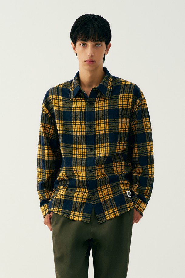 남녀공용 스트릿 심볼라벨 체크셔츠[MUSTARD](UB9LS21_79)는 가을, 겨울 시즌에 어울리는 레귤러핏 셔츠입니다. 머스타드와 블랙 두 가지 색상으로 출시되었으며, 캐주얼과 스트릿 스타일을 모두 소화할 수 있습니다. 두꺼운 두께감의 면 소재로 제작되어 따뜻하고 편안한 착용감을 제공하며, 체크 패턴과 긴 소매가 특징입니다. 카라넥 디자인에 심볼라벨 디테일이 더해져 개성 있는 스타일을 연출합니다. 일상생활에서 폭넓게 활용하기 좋은 아이템입니다.
