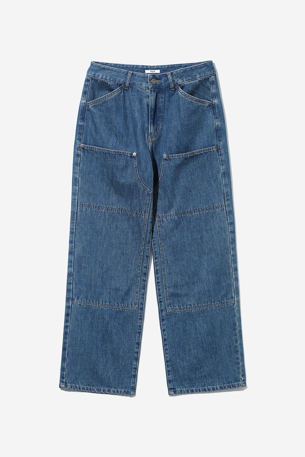 **남녀공용 레트로 프레피 더블니 데님 팬츠[MD-INDIGO](UB8DP21_05)는 빈티지한 감성을 자극하는 데님 반바지입니다.** 인디고 컬러의 데님 소재로 제작되었으며, 레트로와 프레피 스타일을 동시에 연출할 수 있습니다. 허벅지 부분에 덧대어진 더블니 디테일이 특징이며, 레귤러핏으로 편안한 착용감을 선사합니다. 봄, 가을 시즌에 활용하기 좋으며, 무지 패턴으로 다양한 상의와 손쉽게 매치할 수 있습니다. 뻣뻣한 촉감의 데님 소재가 클래식한 무드를 더합니다.
