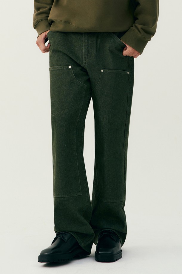 남녀공용 레트로 프레피 더블니 데님 팬츠[KHAKI](UB8DP21_65)는 봄, 가을에 어울리는 데이트룩 연출을 위한 필수 아이템입니다. 100% 데님 소재, 두꺼운 두께감과 뻣뻣한 촉감으로 탄탄한 착용감을 선사하며, 루즈핏 와이드 실루엣으로 편안한 활동성을 보장합니다. 카키 컬러의 무지 디자인에 더블니 디테일이 더해져 레트로, 프레피, 캐주얼 스타일을 모두 소화할 수 있습니다. 
