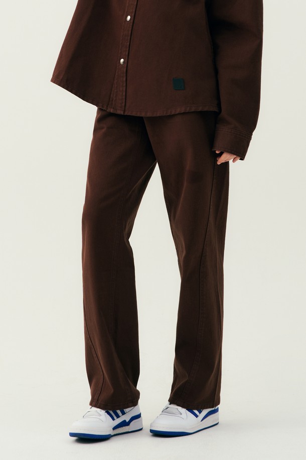 남녀공용 프레피 오버 와이드 칼라 데님 팬츠[BROWN](UB8DP20_55)는 프레피 스타일을 지향하는 분들을 위한 브라운 컬러의 데님 팬츠입니다. 넉넉한 오버핏과 와이드 실루엣으로 편안한 착용감을 선사하며, 봄, 가을 시즌에 활용하기 좋습니다. 데님 소재 특유의 견고함과 무지 패턴으로 다양한 상의와 손쉽게 매치할 수 있습니다. 출근룩과 모임룩 등 TPO에 구애받지 않고 캐주얼, 프레피, 미니멀 스타일을 모두 소화 가능합니다. 칼라 디테일이 돋보이는 디자인으로, 개성 있는 스타일을 연출해보세요.
