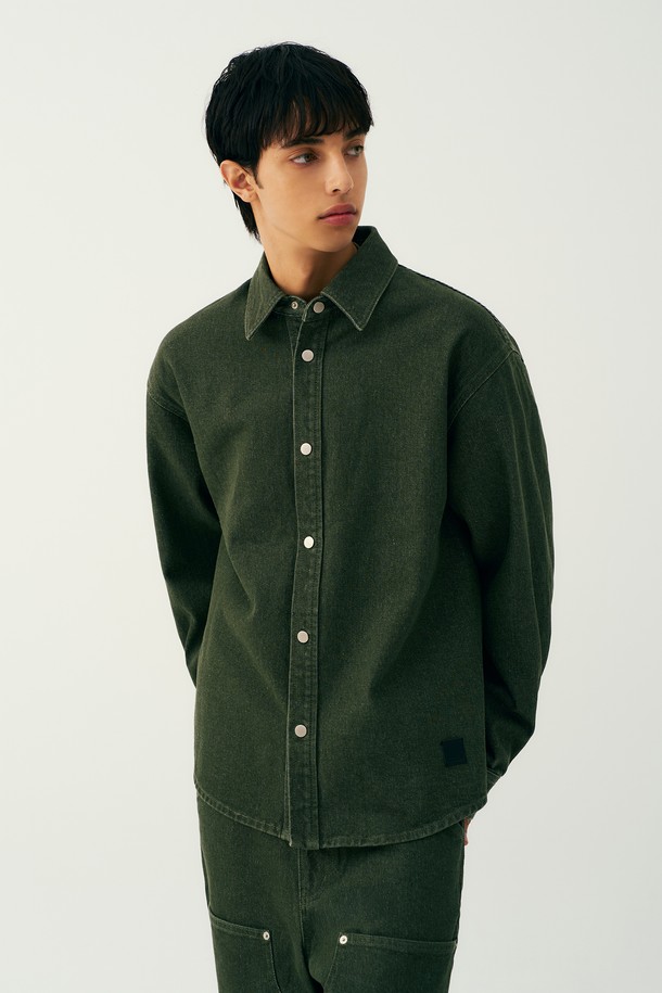 남녀공용 레트로 프레피 데님 셔츠[KHAKI](UB8LS21_65)는 봄, 가을에 어울리는 두꺼운 데님 소재의 카키 컬러 셔츠입니다. 레귤러핏으로 제작되었으며, 셔츠 특유의 뻣뻣한 촉감이 특징입니다. 긴 소매와 카라넥 디자인으로 클래식하면서도 레트로, 캐주얼한 스타일을 연출합니다. 버튼다운 디테일이 돋보이며, 출근룩과 데이트룩에 모두 활용하기 좋습니다. 무지 패턴으로 다양한 하의와 쉽게 매치할 수 있습니다.
