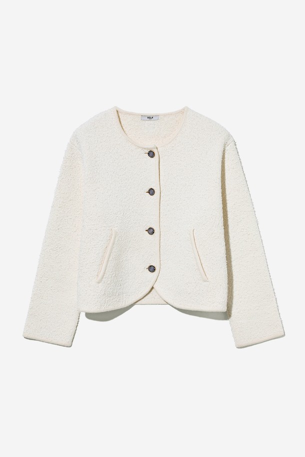 여성 프레피 메달리온 수츠 카디건[CREAM] (UB8GD50_21)은 부드러운 니트 소재로 제작되어 봄, 가을에 착용하기 좋은 얇은 두께의 크롭 기장 카디건입니다. 라운드넥 디자인에 긴 소매, 레귤러핏으로 제작되었으며, 클래식하고 프레피한 무드를 연출합니다. 무지 패턴에 메달리온 디테일이 포인트로 더해져 세련된 느낌을 줍니다. 데이트룩이나 모임룩에 활용하여 미니멀하면서도 스타일리시한 룩을 완성해 보세요. 버튼 여밈 방식으로 간편하게 착용할 수 있습니다.
