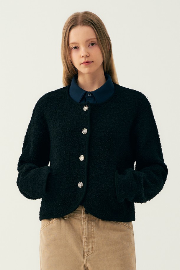 여성 프레피 메달리온 수츠 카디건[BLACK](UB8GD50_39)은 가을과 겨울에 어울리는 여성용 니트 카디건입니다. 부드러운 촉감의 니트 소재로 제작되었으며, 라운드넥에 긴소매, 레귤러핏 크롭 기장으로 디자인되었습니다. 블랙 컬러에 메달리온 패턴이 더해져 프레피 스타일을 연출하며, 버튼 여밈 방식으로 편안하게 착용할 수 있습니다. 데이트룩, 모임룩 등 다양한 TPO에 클래식, 프레피, 캐주얼 스타일로 활용하기 좋습니다. 두꺼운 두께감으로 따뜻함을 더했습니다.
