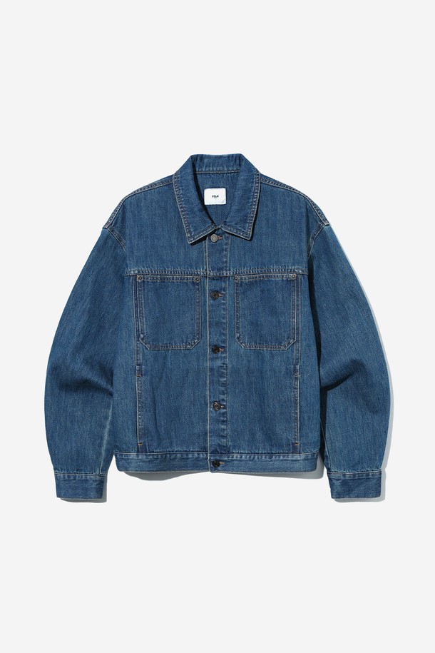 남녀공용 레트로 프레피 데님 트러커 재킷[MD-INDIGO](UB9DJ03_05)은 유행을 타지 않는 디자인으로, 데이트룩과 모임룩을 위한 완벽한 아이템입니다. 뻣뻣한 촉감의 두꺼운 데님 소재로 제작되어 튼튼하며, 워싱 디테일이 빈티지한 멋을 더합니다. 레귤러핏으로 편안하게 착용 가능하며, 버튼 여밈 방식으로 클래식한 매력을 선사합니다. 봄, 가을 시즌에 어울리는 긴 소매 크롭 기장의 인디고 컬러 데님 재킷으로, 레트로, 클래식, 캐주얼 스타일을 모두 소화할 수 있습니다.
