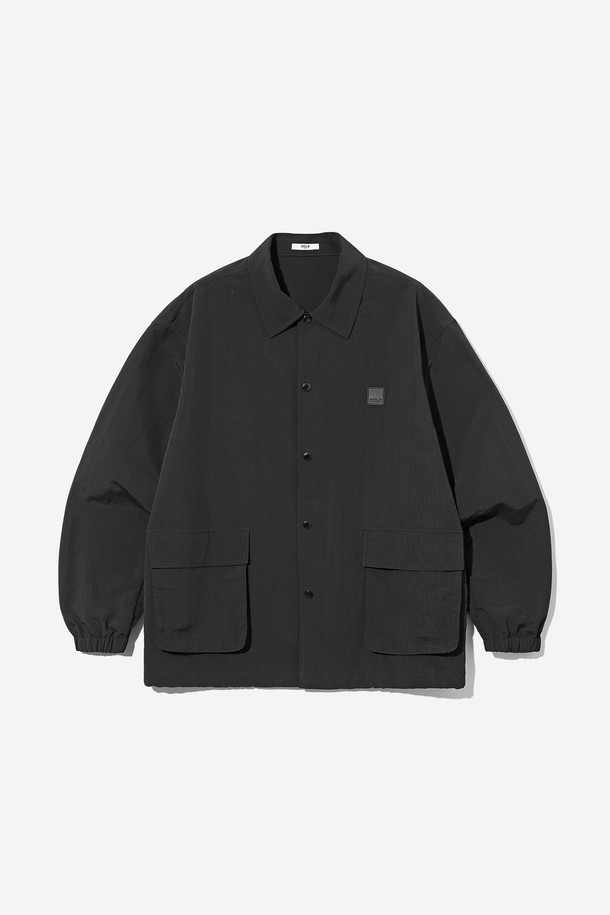 남녀공용 레트로 프레피 홑겹 셔켓[BLACK](UB8UJ20_39)은 봄, 가을에 어울리는 얇은 두께의 블랙 컬러 셔켓입니다. 남녀 모두 착용 가능한 오버핏 디자인으로, 레트로, 프레피 스타일을 연출하기 좋습니다. 데이트룩, 미니멀한 스타일을 선호하는 분들께 추천하며, 무지 패턴에 버튼 여밈 방식과 긴 소매 기장, 크롭 기장으로 세련된 핏을 제공합니다. 홑겹으로 제작되어 가볍게 걸치기 좋고, 다양한 TPO에 활용할 수 있습니다.
