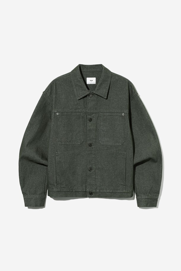 남녀공용 레트로 프레피 데님 트러커 재킷[KHAKI](UB9DJ03_65)은 캐주얼한 스타일을 추구하는 분들을 위한 아이템입니다. 카키 색상의 무지 데님 소재로 제작되었으며, 봄, 가을에 적합한 두꺼운 두께감을 자랑합니다. 레귤러핏으로 편안하게 착용 가능하며, 크롭 기장과 버튼 여밈 방식, 그리고 포켓 디테일이 특징입니다. 뻣뻣한 촉감과 긴 소매 기장이 레트로 무드를 더하며 프레피 스타일을 연출하기 좋습니다.
