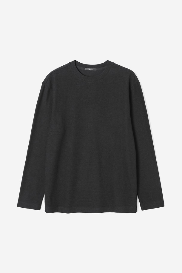 남성 베이직 코튼 라운드넥 긴팔 티셔츠(HB9LT05)는 부드러운 촉감의 면 50%와 폴리에스터 50% 혼방 소재로 제작되어 편안한 착용감을 선사합니다. 베이직한 디자인으로 캐주얼, 미니멀, 클래식 등 다양한 스타일 연출에 용이하며, 봄, 여름, 가을 계절에 활용하기 좋습니다. 릴랙스 핏과 레귤러 기장으로 편안한 활동성을 보장하며, 주름 방지 기능으로 관리가 용이합니다. 아이보리, LT-그레이, 블랙, 스카이 블루의 네 가지 다채로운 컬러 옵션으로 만나보세요. 라운드넥과 긴 소매 디자인으로 어떤 코디에도 활용하기 좋은 기본 아이템입니다.
