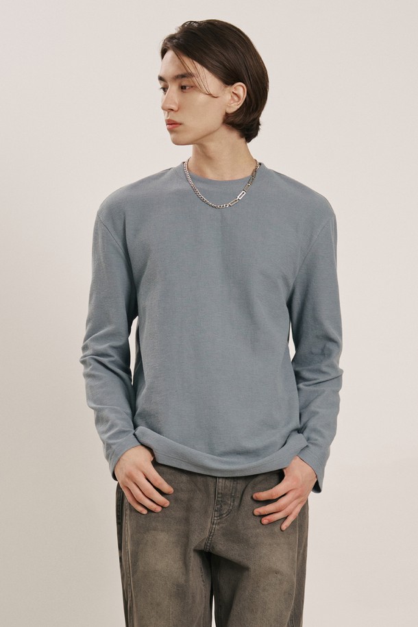 **남성 베이직 코튼 라운드넥 긴팔 티셔츠(HB9LT05)**는 부드러운 촉감의 면 소재로 제작되어 봄, 가을, 겨울에 활용하기 좋은 남성용 긴팔 티셔츠입니다. 베이직하고 미니멀한 스타일로, 데일리 캐주얼룩을 연출하기에 적합합니다. 레귤러핏과 레귤러 기장으로 편안한 착용감을 제공하며, 라운드넥 디자인이 특징입니다. 그레이 컬러, 무지 패턴으로 어떤 스타일에도 쉽게 매치할 수 있어 활용도가 높습니다. 겨울 데일리룩에 안성맞춤인 이 티셔츠는 부드러운 촉감으로 편안하게 착용할 수 있습니다.
