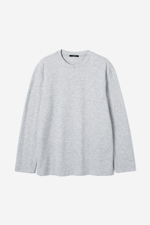 남성 베이직 코튼 라운드넥 긴팔 티셔츠(HB9LT05)는 일상, 출근룩, 겨울 데일리룩에 적합한 남성용 티셔츠입니다. 면과 폴리에스터 혼방 소재로 제작되어 부드러운 촉감과 적당한 두께감을 제공하며, 봄, 여름, 가을, 겨울 사계절 모두 활용 가능합니다. 무지 디자인에 레귤러 기장, 보통 핏으로 미니멀, 캐주얼, 클래식 스타일을 연출하기 좋습니다. 라운드넥과 긴 소매 디자인은 편안함을 더하며, 신축성이 있어 활동성을 높였습니다. 아이보리, LT-GREY, 블랙, 스카이 블루 4가지 색상으로 출시되었습니다.
