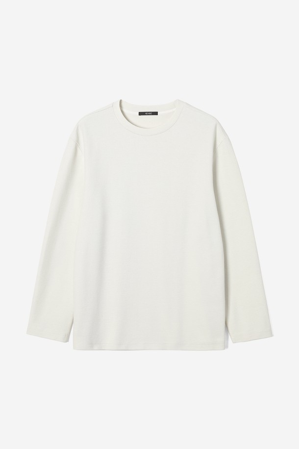 남성 베이직 코튼 라운드넥 긴팔 티셔츠(HB9LT05)는 부드러운 촉감의 면 소재로 제작되어 봄, 가을 시즌에 활용하기 좋은 얇은 두께의 긴팔 티셔츠입니다. 깔끔한 무지 디자인과 레귤러핏으로 제작되어 캐주얼, 미니멀, 클래식 스타일을 모두 소화할 수 있습니다. 라운드넥 디자인으로 데이트룩, 출근룩 등 다양한 TPO에 활용하기 좋으며, 베이직한 디자인으로 어떤 스타일에도 쉽게 매치할 수 있습니다. 화이트 컬러로 출시되어 다양한 하의와 조합하여 폭넓은 코디를 연출할 수 있는 기본 아이템입니다.
