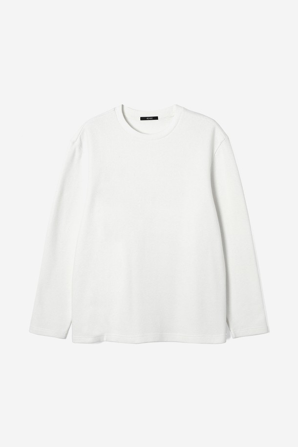 부드러운 기모 안감으로 포근함을 더한 남성용 긴소매 베이직 티셔츠(HB9LT06)입니다. 쌀쌀한 가을, 겨울철 일상과 출근룩에 활용하기 좋은 아이템입니다. 라운드넥 디자인과 레귤러 기장으로 어떤 스타일에도 자연스럽게 어울립니다. 미니멀, 클래식, 캐주얼 등 다양한 스타일 연출이 가능하며, 무지 디자인의 화이트 컬러로 깔끔함을 더했습니다. 두꺼운 두께감으로 보온성을 높여 추운 날씨에도 따뜻하게 착용할 수 있습니다.
