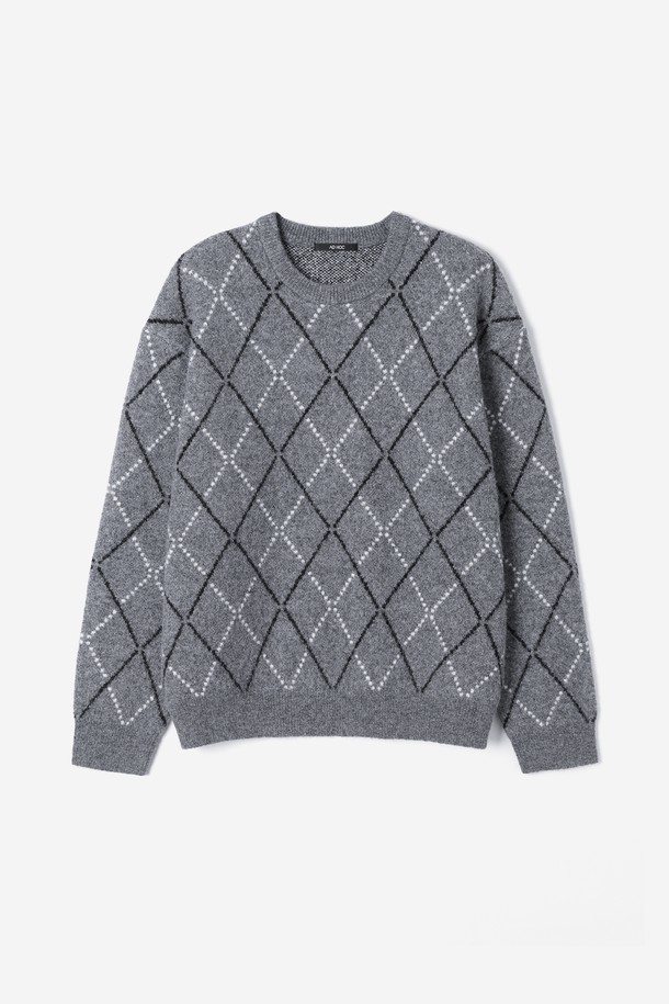 **남성 라운드넥 아가일 오버핏 니트(HBALK05)**는 가을과 겨울철, 모임룩과 겨울 데일리룩에 활용하기 좋은 남성용 니트입니다. 멀란지 그레이 컬러에 클래식한 다이아몬드 아가일 패턴이 돋보이며, 블랙과 화이트 배색으로 세련된 느낌을 더했습니다. 부드럽고 포근한 촉감의 나일론, 모, 아크릴, 폴리에스터, 폴리우레탄 혼방 소재로 제작되어 보온성과 활동성을 동시에 갖췄습니다. 라운드넥에 긴소매, 오버핏 디자인으로 데님이나 슬랙스와 함께 캐주얼하고 미니멀한 스타일을 연출하기 좋습니다.
