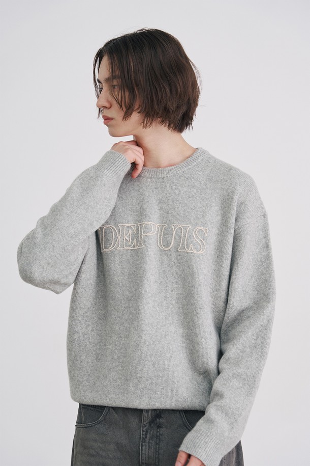 라이트 그레이 컬러의 남성 라운드넥 레터링 오버핏 니트(HBALK06)입니다. 봄, 여름, 가을, 겨울 사계절 모두 착용 가능하며, 캐주얼하고 베이직한 스타일을 연출합니다. 넉넉한 오버핏으로 편안한 착용감을 선사하며, 데이트룩, 카페룩 등 다양한 TPO에 활용하기 좋습니다. 나일론, 울, 아크릴 혼방 소재로 제작되어 부드러운 촉감을 자랑하며, 중간 두께감으로 간절기에도 적합합니다. 신축성은 약간 있으며, 비침 걱정 없이 착용할 수 있습니다.
