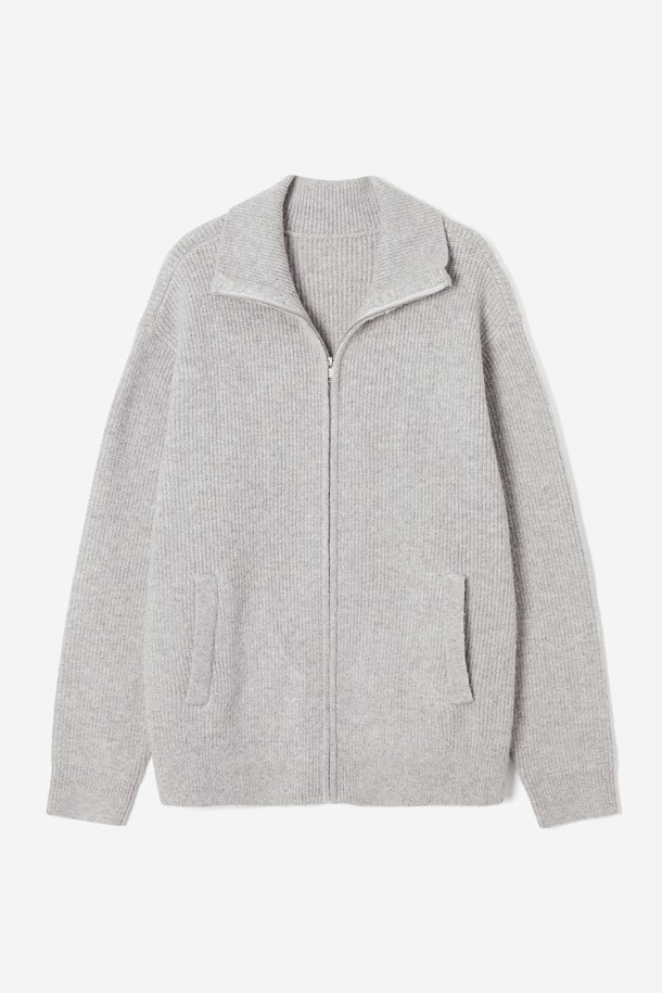 남성 하이넥 풀집업 카디건(HBAGD42)입니다. 부드러운 촉감의 아크릴, 폴리에스터, 폴리우레탄 혼방 소재로 제작되어 봄, 가을, 겨울 시즌에 착용하기 좋습니다. 하찌 조직과 밀란지 느낌의 원사가 돋보이며, 하이넥 디자인과 루즈핏으로 편안한 착용감을 선사합니다. 집업 스타일로 간편하게 여밀 수 있으며, 지퍼를 내려 카라 형태로도 연출하여 다양한 스타일을 연출할 수 있습니다. 미니멀, 클래식, 캐주얼 스타일을 즐기는 남성분들께 데이트룩, 겨울 데일리룩으로 추천합니다.
