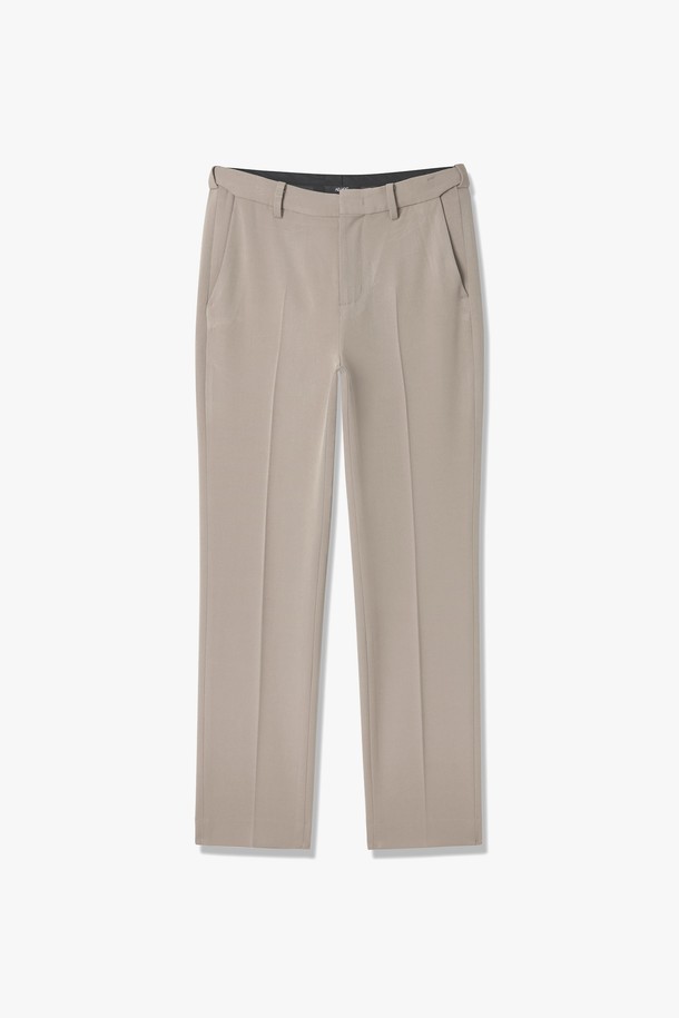 남성 TR 스탠다드 테이퍼드 팬츠(HBRLP05)는 베이직하고 클래식한 스타일의 남성용 테이퍼드 팬츠입니다. 봄, 가을에 착용하기 적합하며, 일상과 오피스룩, 비즈니스 캐주얼, 출근룩 등 다양한 TPO에 활용할 수 있습니다. 부드러운 촉감의 TR 소재로 제작되어 편안한 착용감을 선사하며, 무지 디자인과 스탠다드핏으로 미니멀하고 세련된 스타일을 연출합니다. 밴딩이 없어 깔끔한 핏을 유지하며, 오피스룩과 같이 격식을 갖춰야 하는 자리에도 잘 어울립니다.
