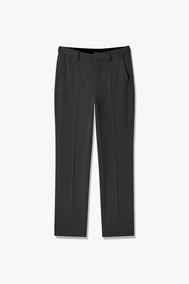 남성 TR(티알) 스탠다드 테이퍼드 팬츠(HBRLP05)는 베이직한 스타일을 추구하는 남성을 위한 사계절용 바지입니다. TR 소재로 제작되어 편안한 착용감을 제공하며, 일상 및 출근룩, 비즈니스 캐주얼에 적합합니다. 무지 디자인과 스탠다드 핏, 테이퍼드 실루엣으로 미니멀, 클래식, 캐주얼 등 다양한 스타일 연출이 가능합니다. 블랙 컬러의 긴 기장 바지로, 어떤 상의와도 매치하기 용이하여 활용도가 높습니다.
