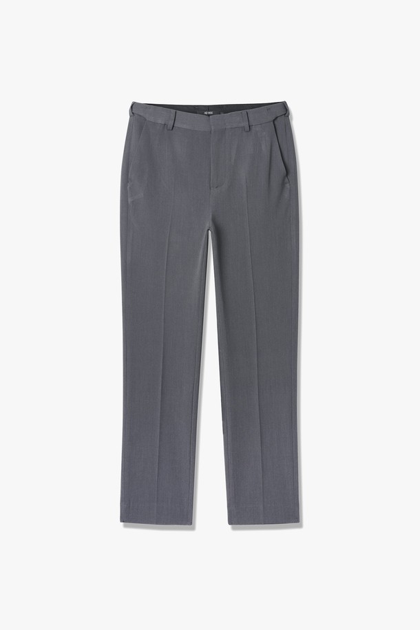 남성용 TR 스탠다드 테이퍼드 팬츠(HBRLP05)는 베이직하고 클래식한 스타일을 추구하는 남성을 위한 테이퍼드 핏 바지입니다. 봄, 가을에 적합하며, 출근룩 또는 비즈니스 캐주얼에 활용하기 좋습니다. 부드러운 촉감의 폴리에스터 소재로 제작되었으며, 무지 디자인으로 미니멀하고 클래식한 분위기를 연출합니다. 스탠다드 핏으로 편안하게 착용 가능하며, 밴딩은 없습니다. 그레이 컬러로 다양한 상의와 코디가 용이하여 활용도가 높습니다.
